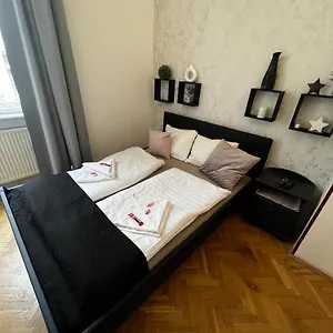 Homestay szállás Spring Roses Downtown Boutique 2 On The Famous Vaci Fashion Street Free Coffee, Tee, Budapest